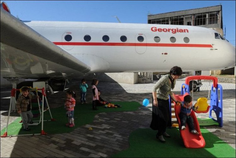 Детский сад внутри самолета