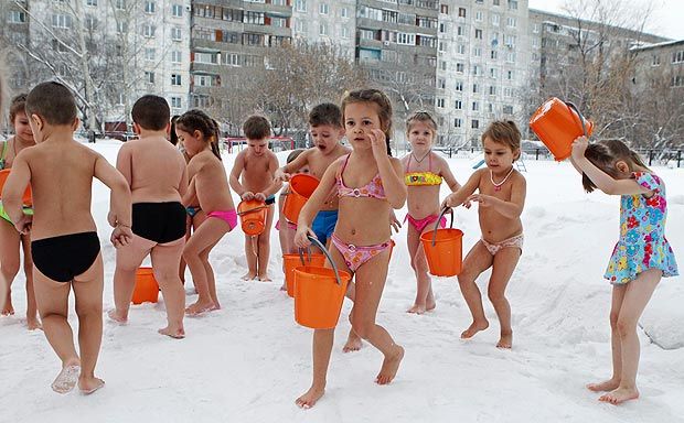 Как детишки закаляются в сибирском детском садике