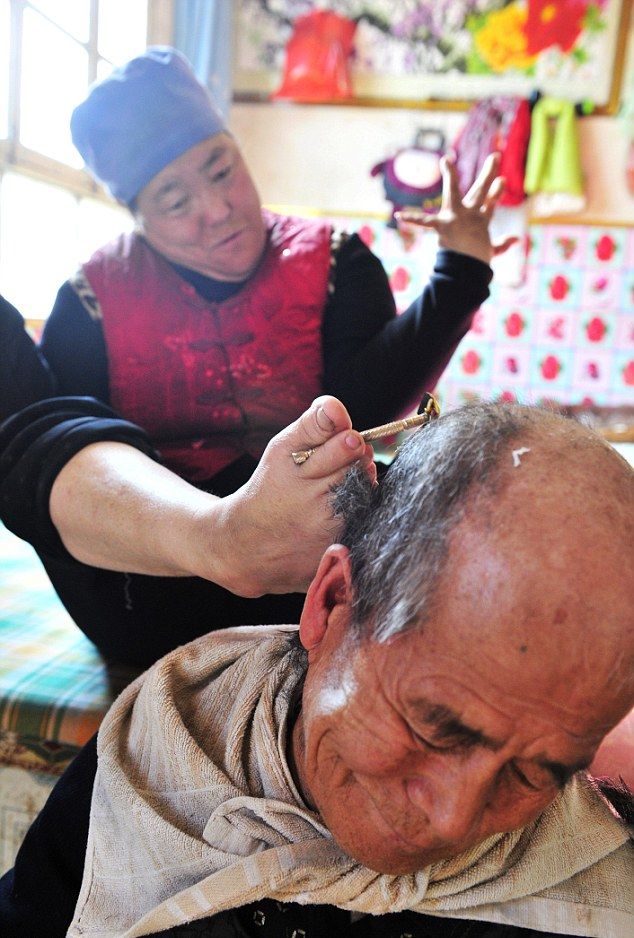 Жена ногами бреет мужу голову