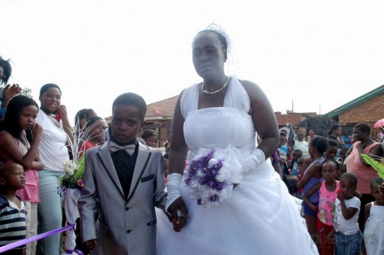 Мальчик женился на 61-летней даме
