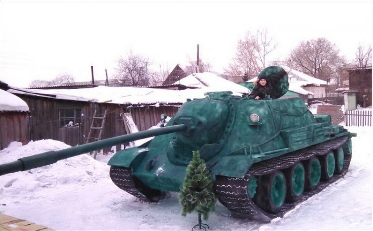 Сибирский студент построил из снега СУ 122-54