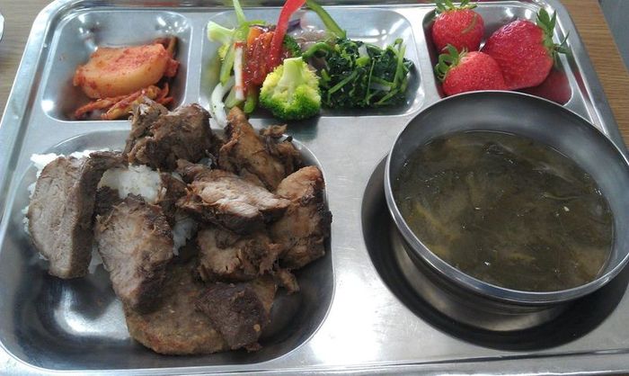 Обед в частной школе в Южной Корее