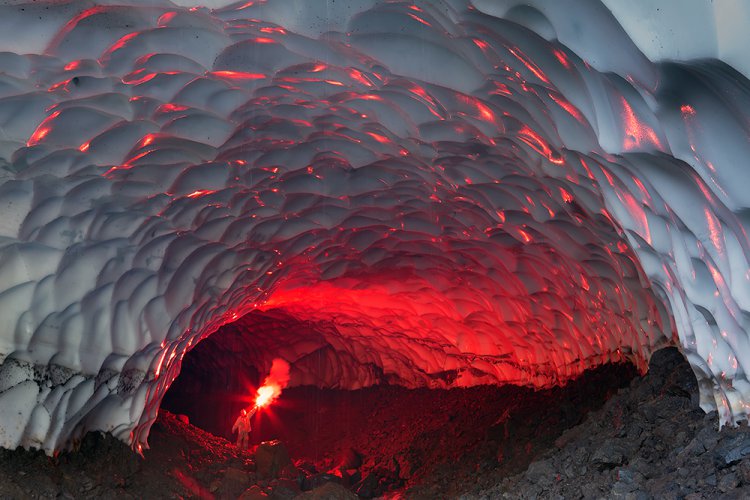 Ледяная пещера на Камчатке