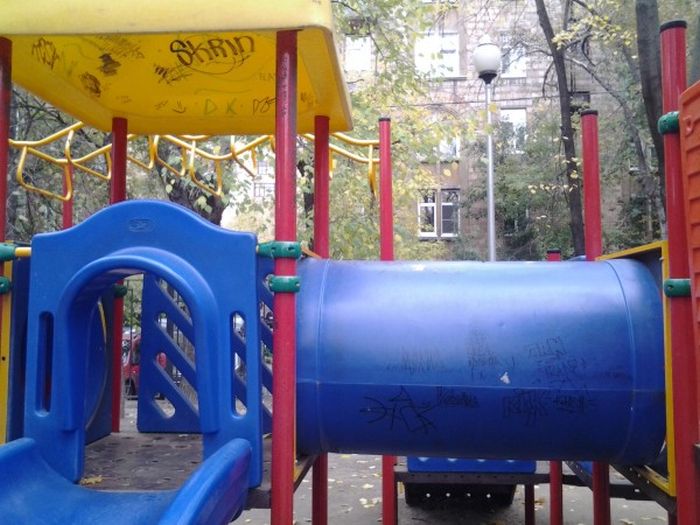 Детская площадка научит детей русскому языку