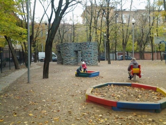 Детская площадка научит детей русскому языку
