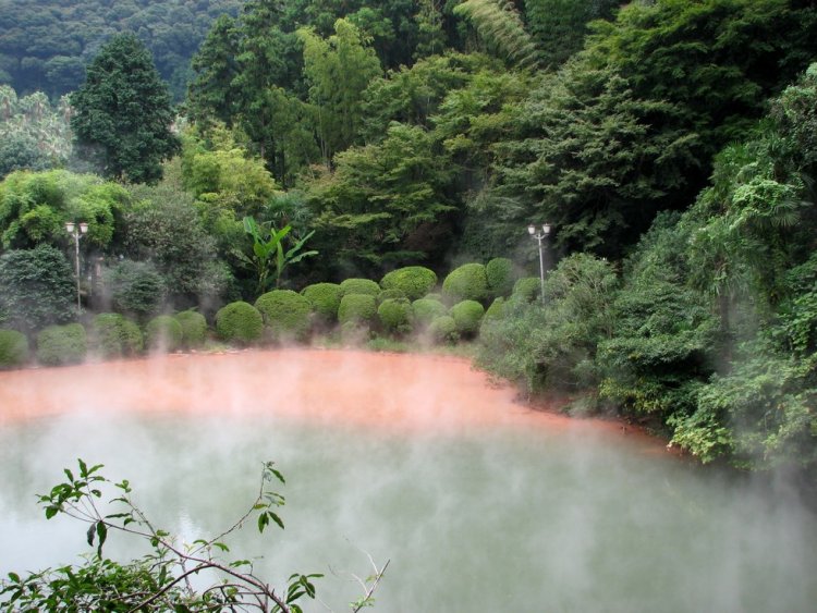 Кровавое озеро: природный феномен (Япония)