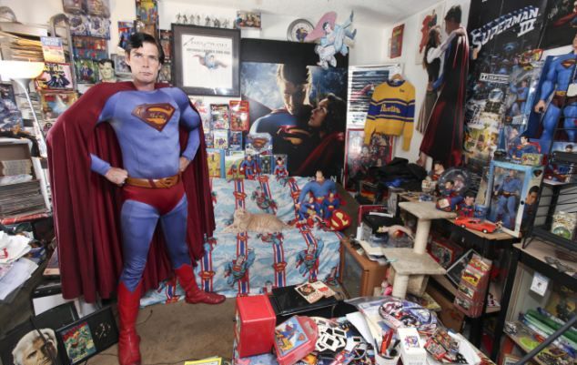Фанат Супермена променял жену на коллекцию игрушек