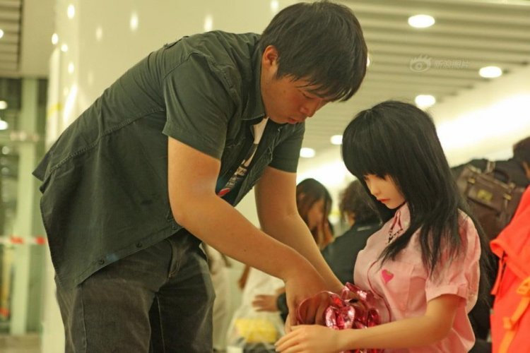 Китаец и его дочь-кукла