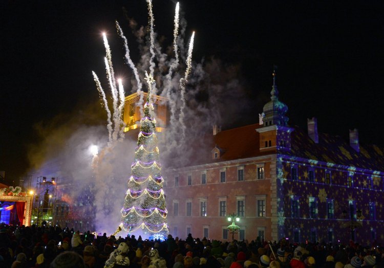 В Варшаве зажгли новогоднюю ёлку
