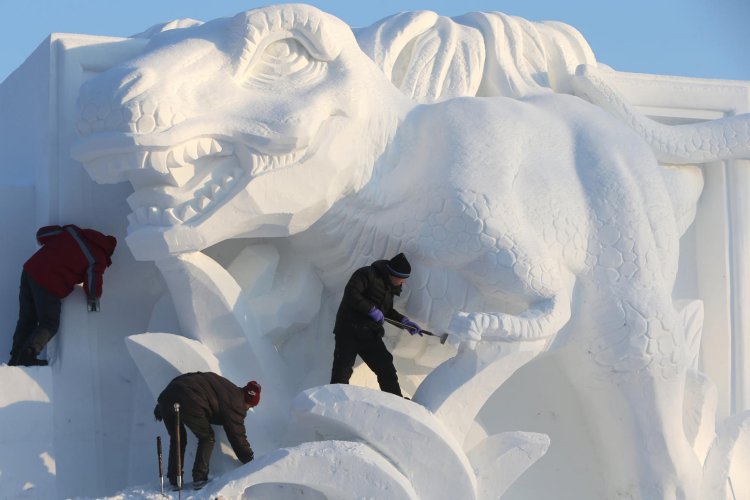 Подготовка к выставке снежных скульптур