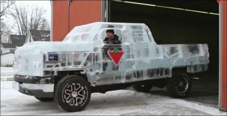 Построили настоящий грузовик изо льда