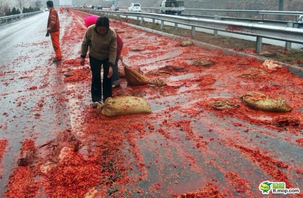 Авария грузовика с соусом чили в Китае