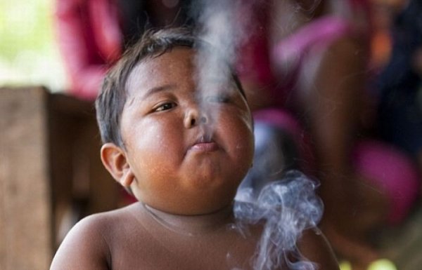 Отец научил двухлетнего мальчика курить