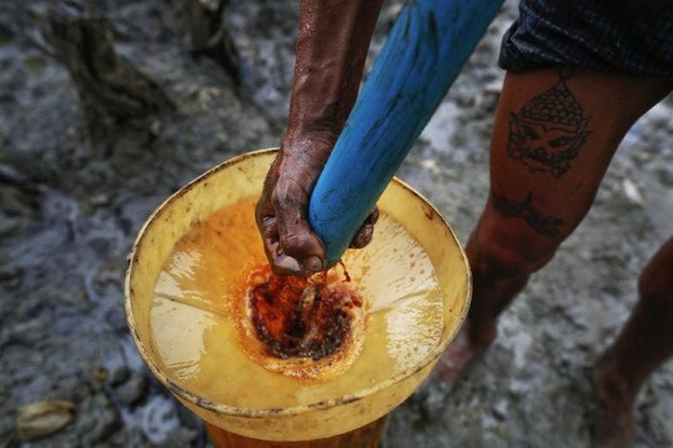 Домашние нефтяные скважины семьи из Мьянмы