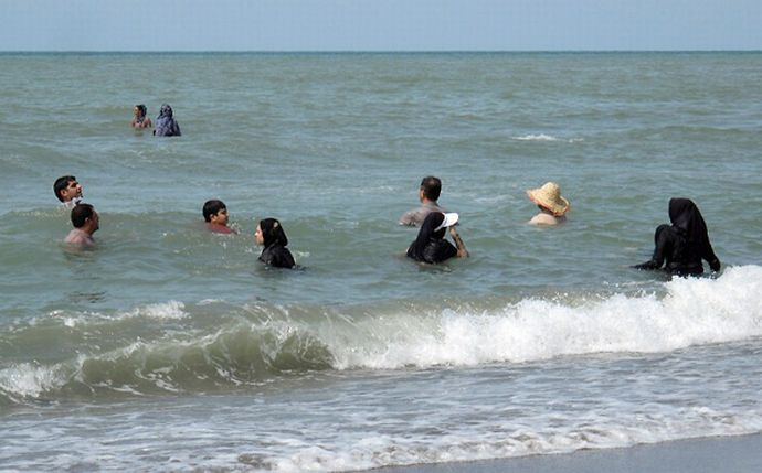 Женщины на пляжах Ирана