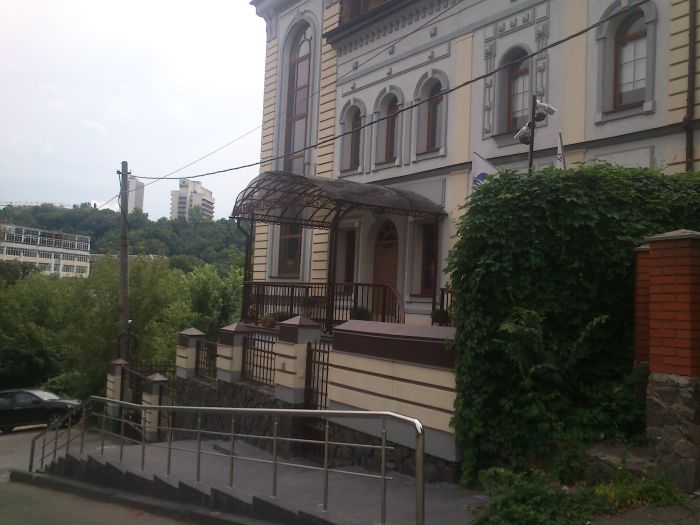 Что скрывается на заднем дворе офиса Газпрома