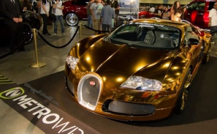 Покрытый золотом Bugatti Veyron