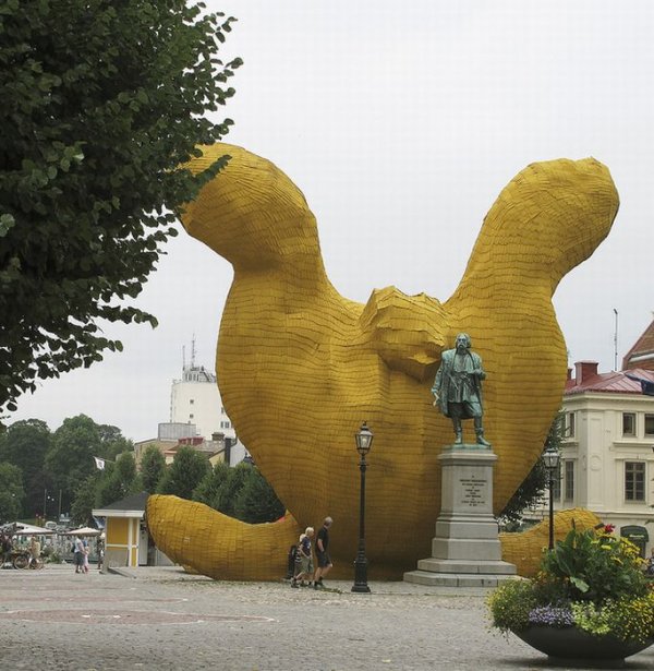 Огромный желтый кролик