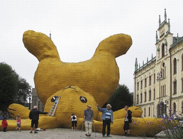 Огромный желтый кролик