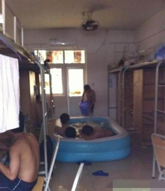 Как китайские студенты спасаются в общагах от жары