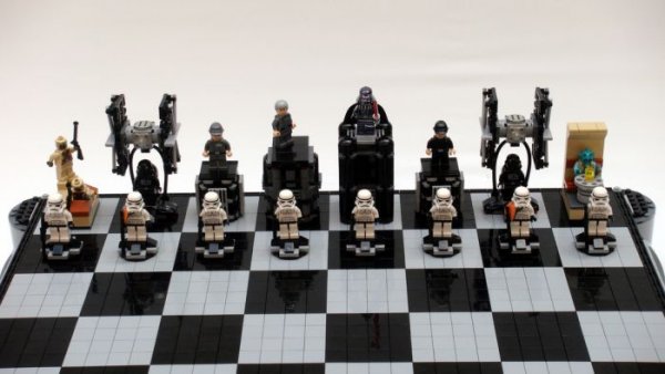 Шахматный набор для фанатов "Звёздных Войн"