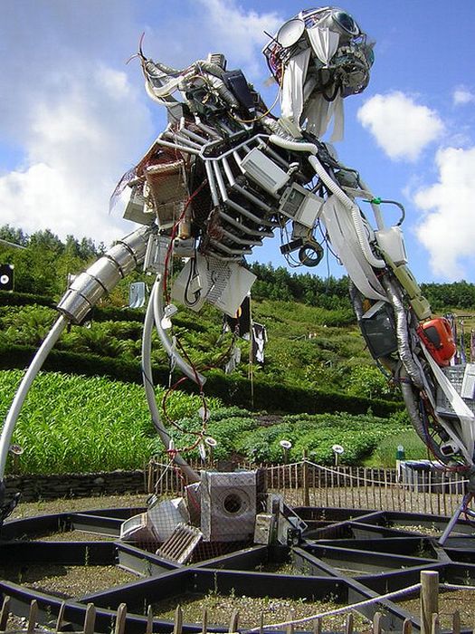 Огромная скульптура из мусора в Великобритании