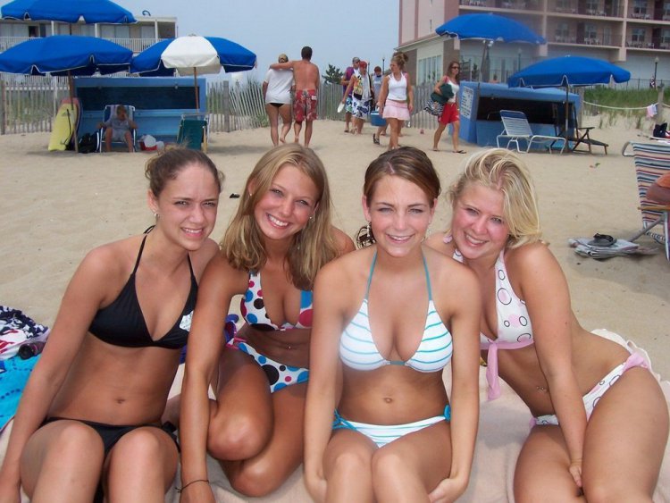 Девушки на пляже-7