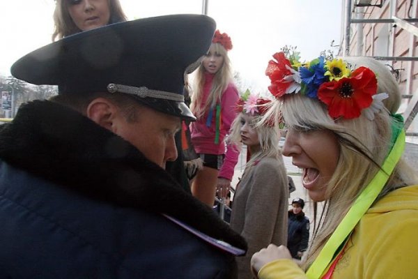 Милиция повязала активисток Femen