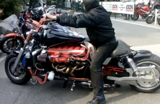 Мотоцикл с двигателем от спортивного автомобиля ← Видео на Ануб.Ру